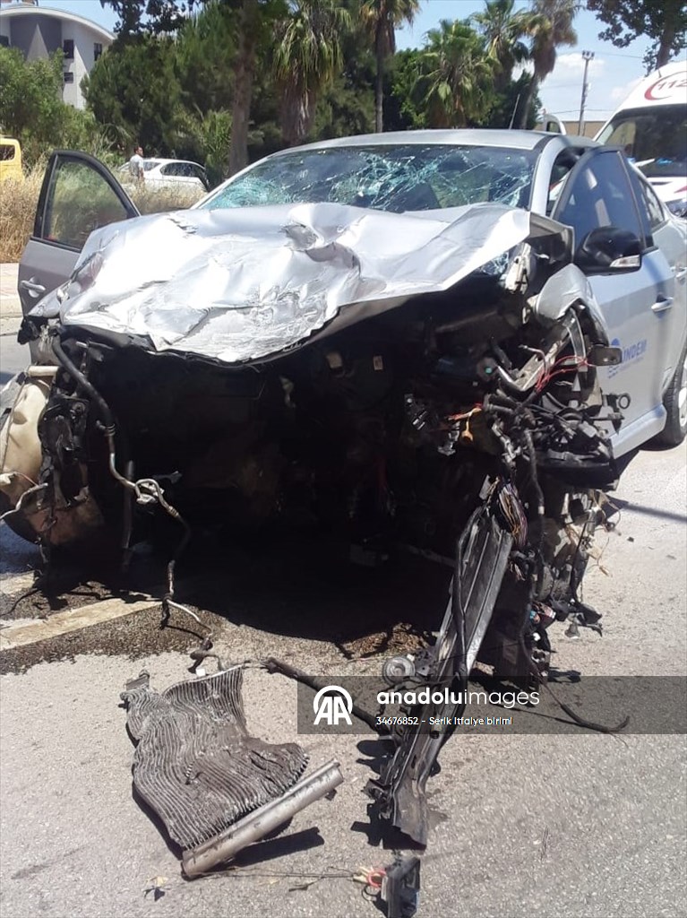 Serik’te tur minibüsü ile otomobilin çarpıştığı kazada 2 kişi yaralandı