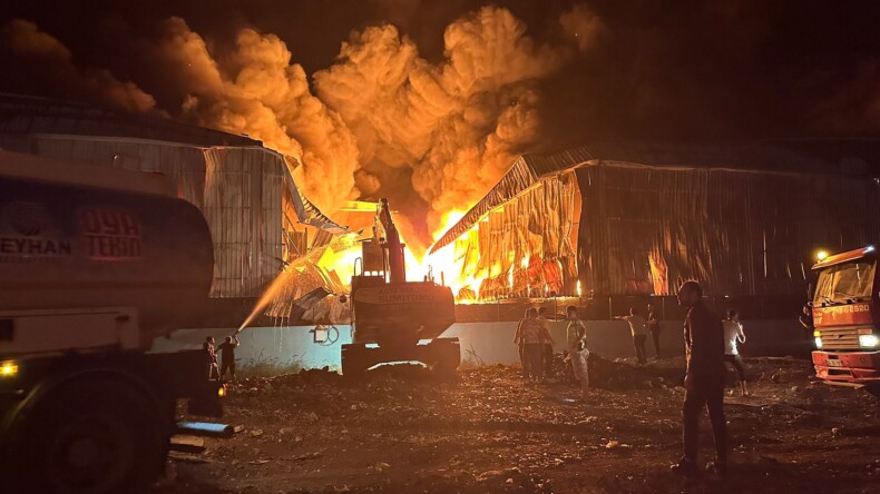 Adana’da motosiklet üretim tesisinde çıkan yangına müdahale ediliyor