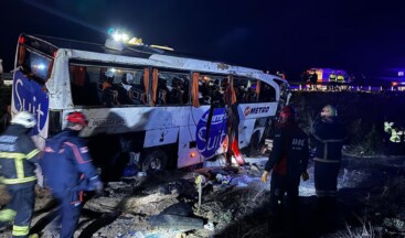 Aksaray’da yolcu otobüsünün devrilmesi sonucu 2 kişi öldü,6 ağır olmak üzere 34 kişi yaralandı