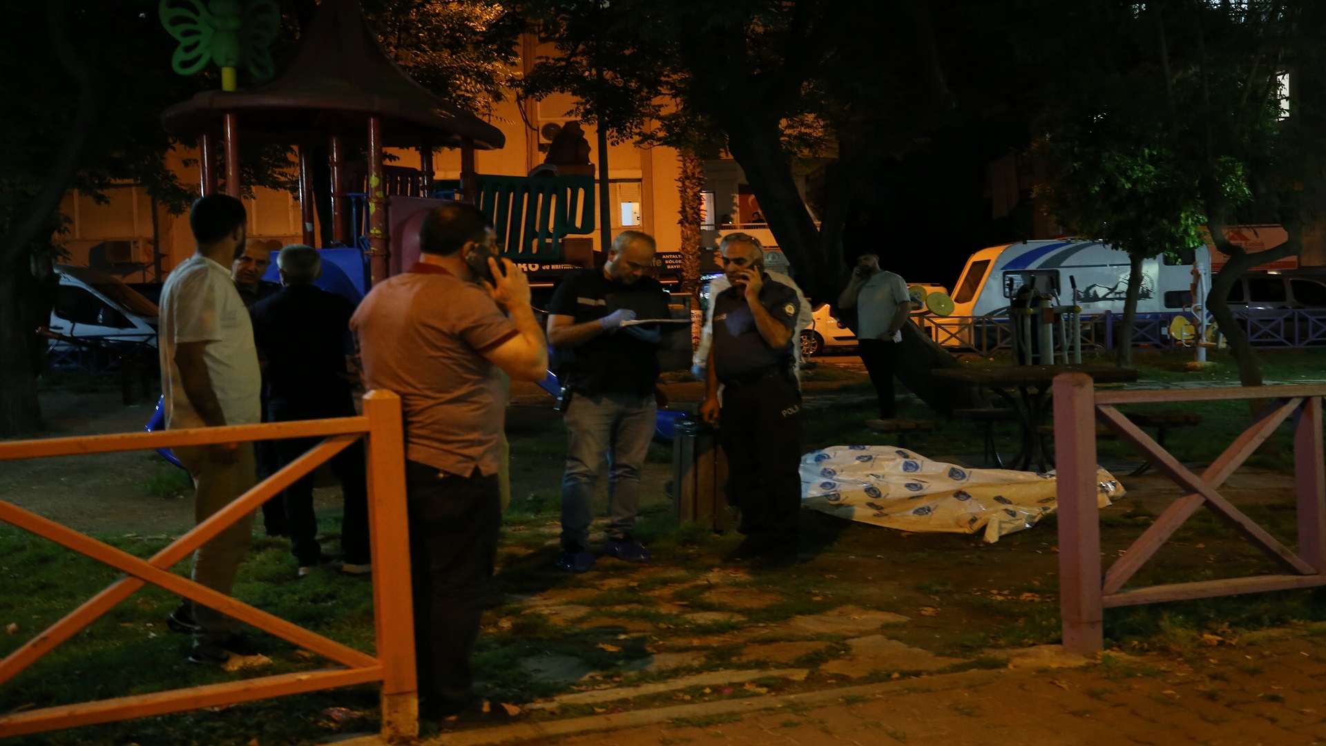 Antalya’da bir kişi parkta ölü bulundu