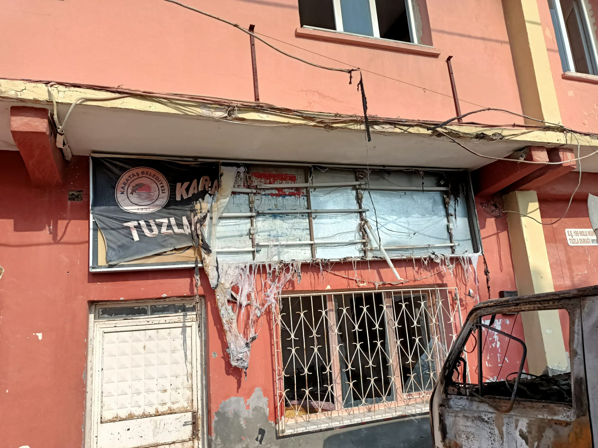 Karataş Belediyesinden hizmet binası ve araçlarına saldırıldığı açıklaması