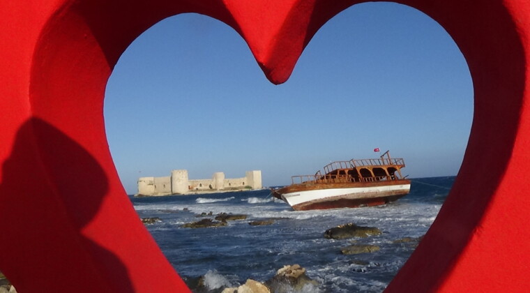 Mersin’de kuvvetli rüzgar nedeniyle sürüklenen yolcu teknesi karaya oturdu