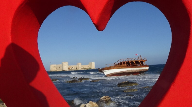 Mersin’de kuvvetli rüzgar nedeniyle sürüklenen yolcu teknesi karaya oturdu