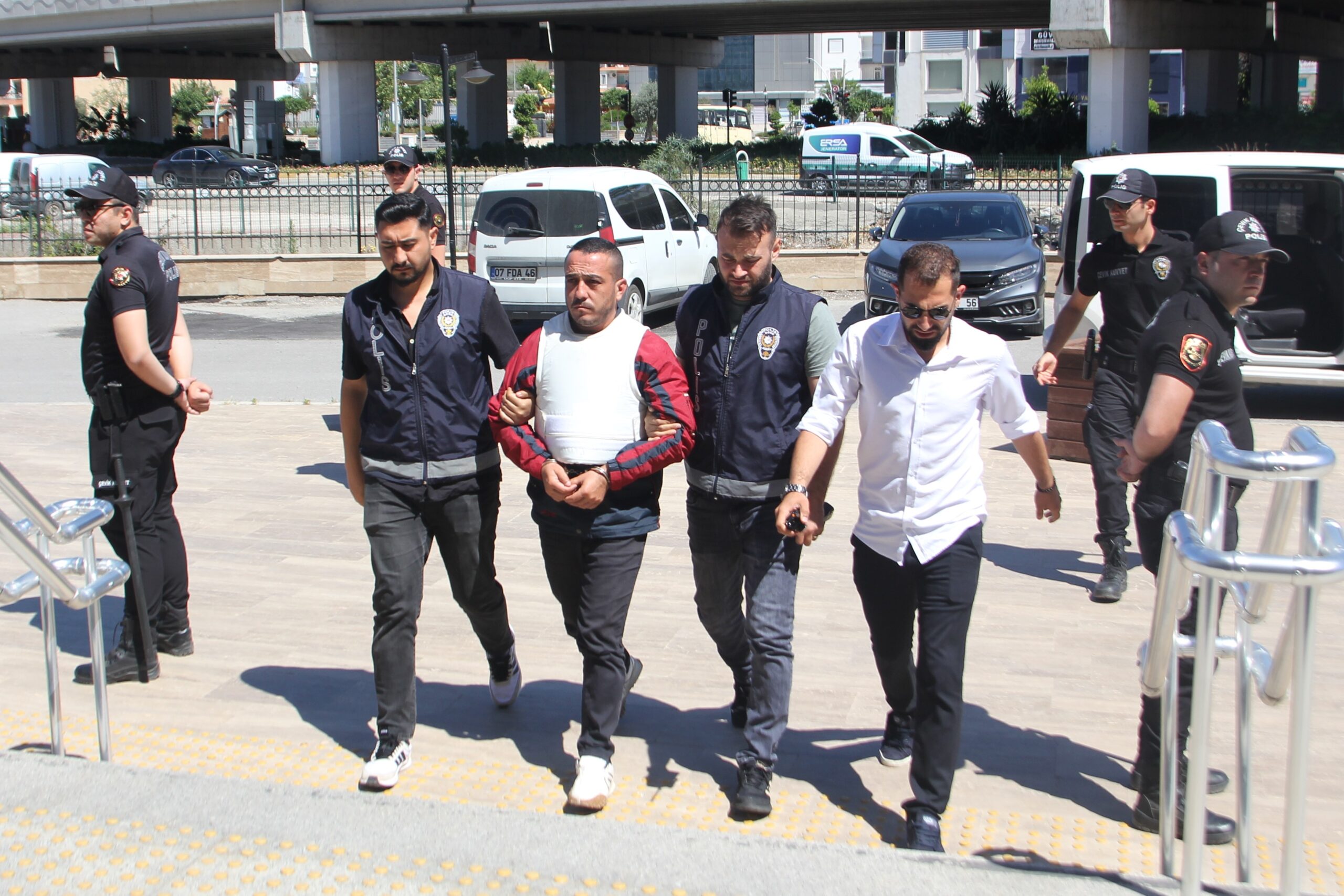 Antalya’da eski eşini ve arkadaşını bıçakla yaralayan kişi tutuklandı
