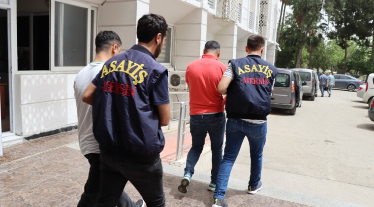 Mersin’de çaldıkları taksiyle yolcu taşıyan 2 zanlı tutuklandı
