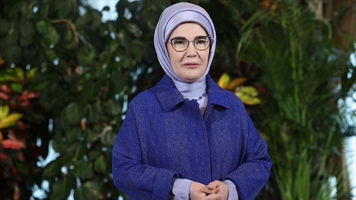 Emine Erdoğan, Tekirdağ’da okul bahçesinde çilek yetiştiren öğrencileri tebrik etti