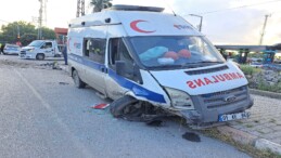 Hatay’da ambulansla iki otomobilin karıştığı kazada 3 kişi yaralandı