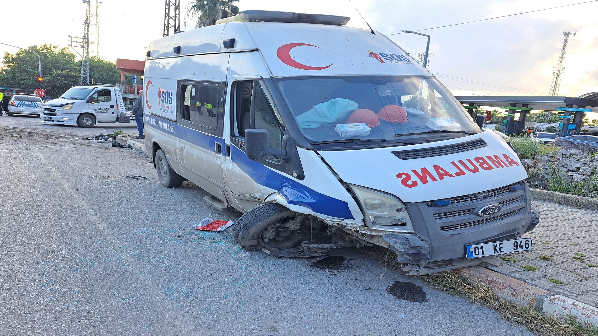 Hatay’da ambulansla iki otomobilin karıştığı kazada 3 kişi yaralandı