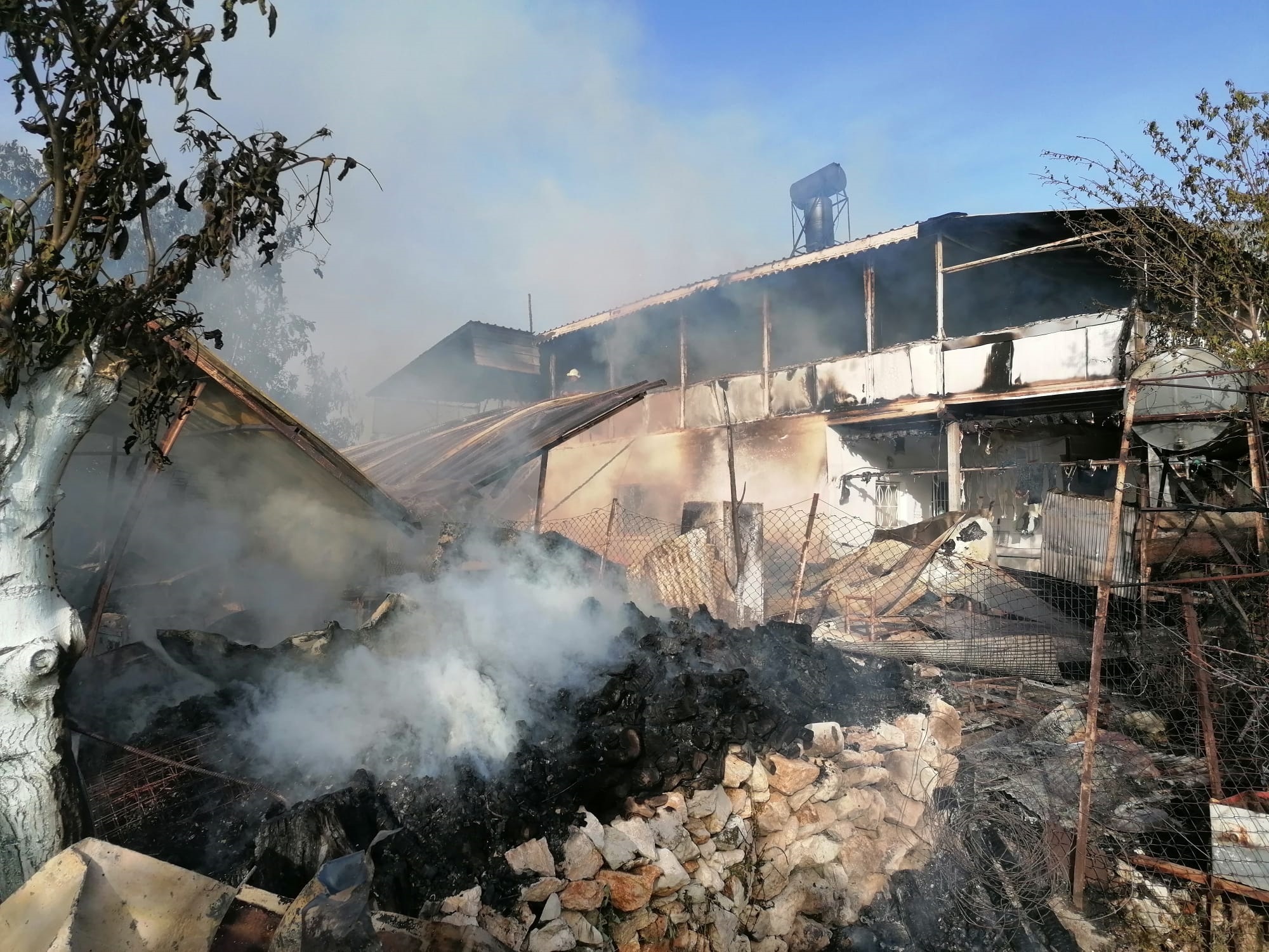 Antalya’da yangın çıkan 3 yayla evi kullanılamaz hale geldi