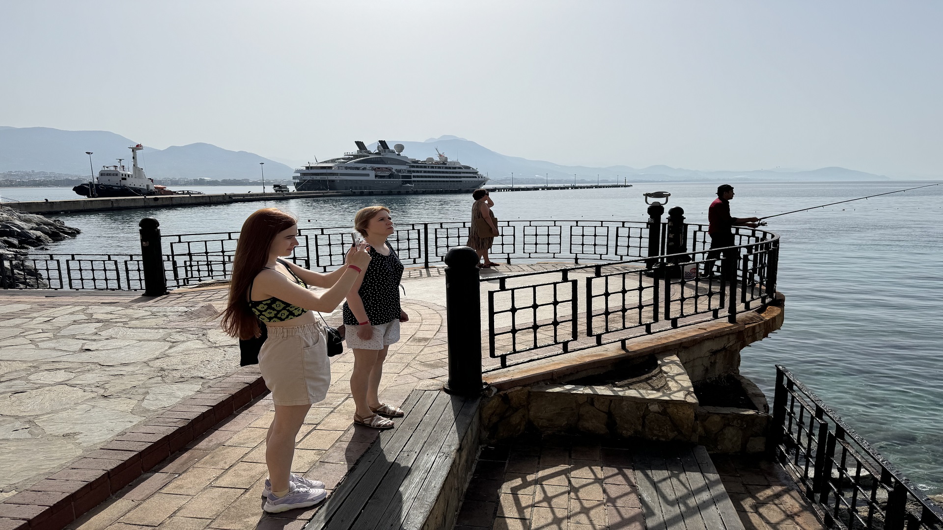 Yolcu gemisi “L’austral” Alanya Limanı’na demirledi