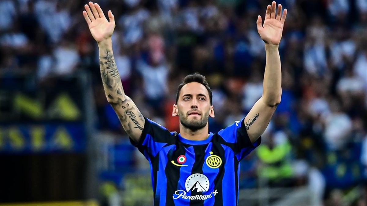 Hakan Çalhanoğlu, İtalya’da sezonun en iyi orta saha oyuncusu ödülüne aday gösterildi