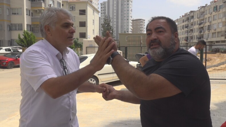 Satın aldığı dairenin kapısına duvar ören müteahhit tarafından darbedildi