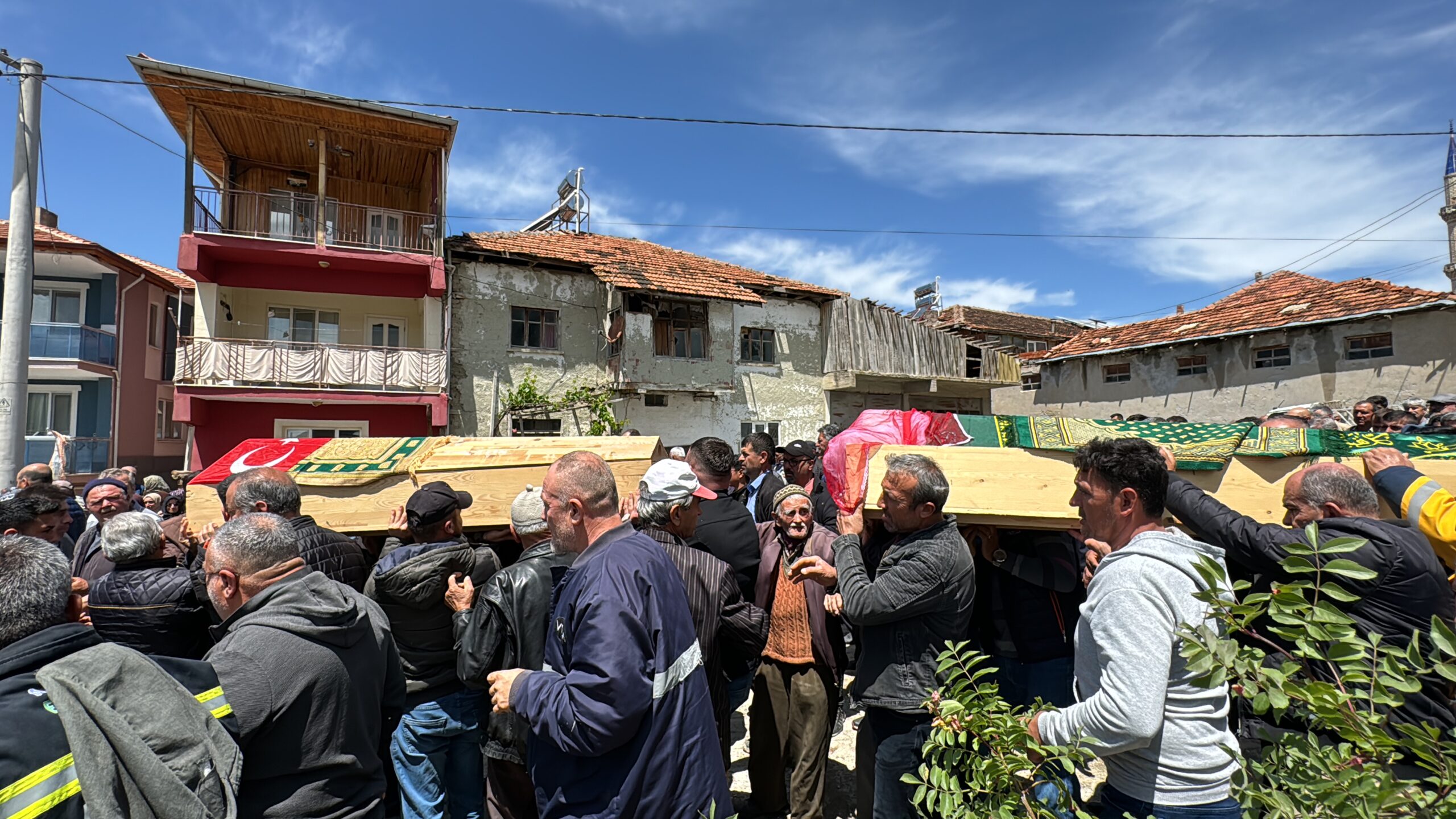 Burdur’da nişanına giderken trafik kazasında ölen genç kız ve kardeşi defnedildi