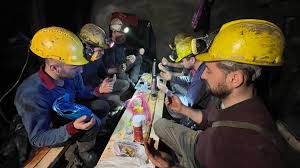  6 ay ücretsiz izne çıkarılan maden işçileri eylem başlattı