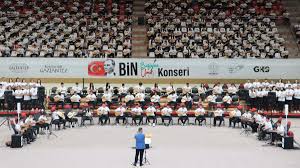 Konserde 1000 öğrenci bağlama çaldı