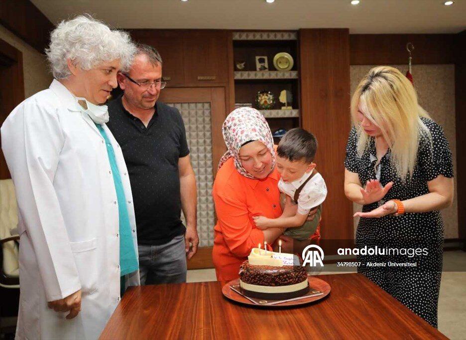 Kadavradan rahim nakliyle dünyaya gelen çocuk, pastasını Özkan çifti ile üfledi