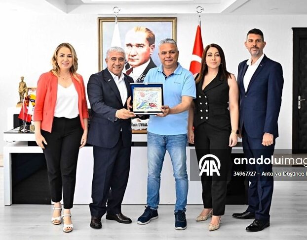 Antalya Düşünce Platformu üyeleri, Muratpaşa Belediye Başkanı Uysal’ı ziyaret etti