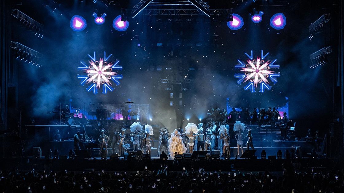 Ajda Pekkan Beşiktaş Tüpraş Stadyumu’nda konser verdi