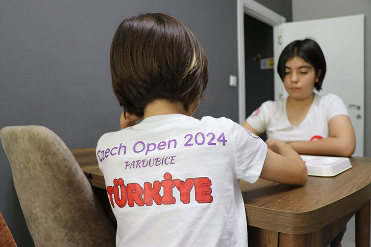 Dokuz yaşındaki Mihrimah, Dünya Zeka Oyunları Şampiyonası’ndan 4 madalyayla döndü