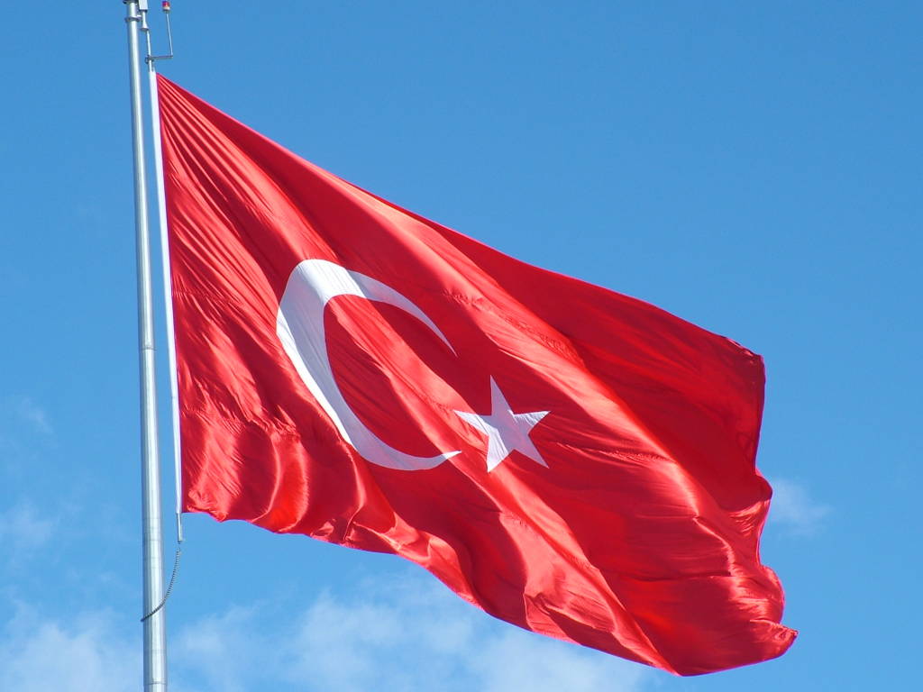 Yola düşen Türk bayrakları duyarlı kişi tarafından kaldırıldı