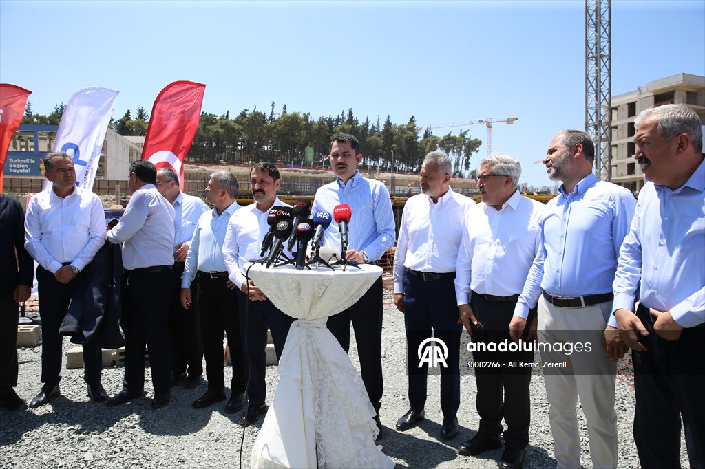Bakan Kurum, Hatay Atatürk Caddesi’ndeki şantiye alanında konuştu: