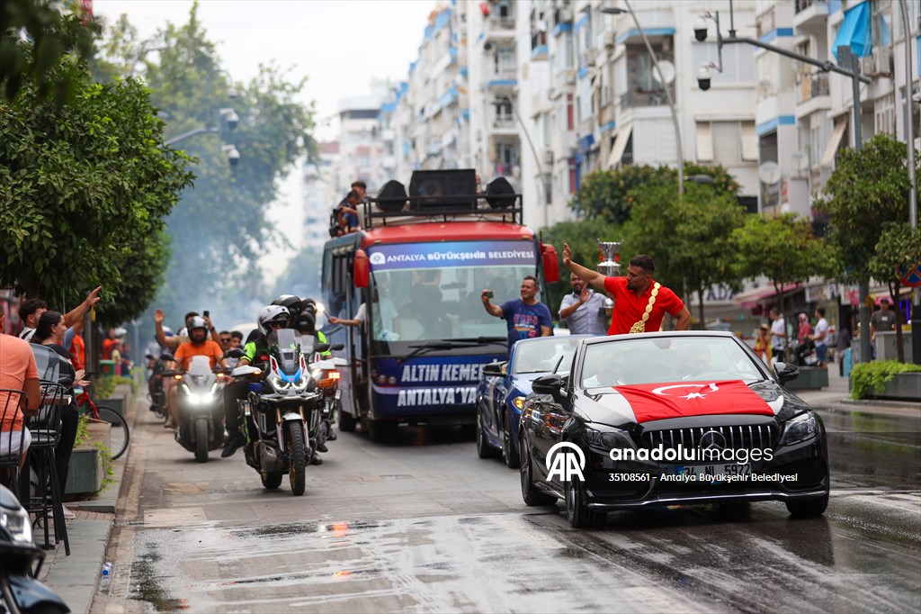 Kırkpınar Başpehlivanı Zeybek, Antalya’da coşkuyla karşılandı