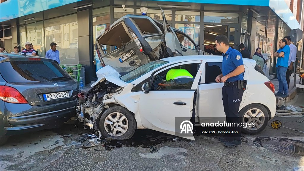 Isparta’da kontrolden çıkan otomobil 7 araç ile markete çarptı