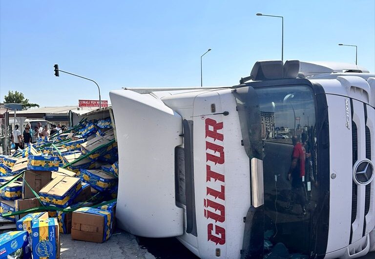 Mersin’de muz yüklü tır devrildi