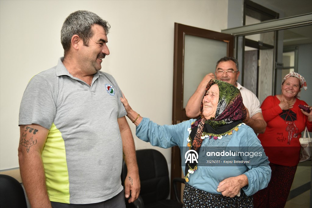Antalya’da belediye çalışanı içinde altın ve para bulunan çantayı sahibine teslim etti