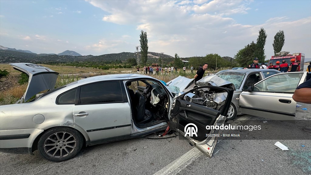 Burdur’da 2 otomobilin çarpışması sonucu 1 kişi öldü, 9 kişi yaralandı