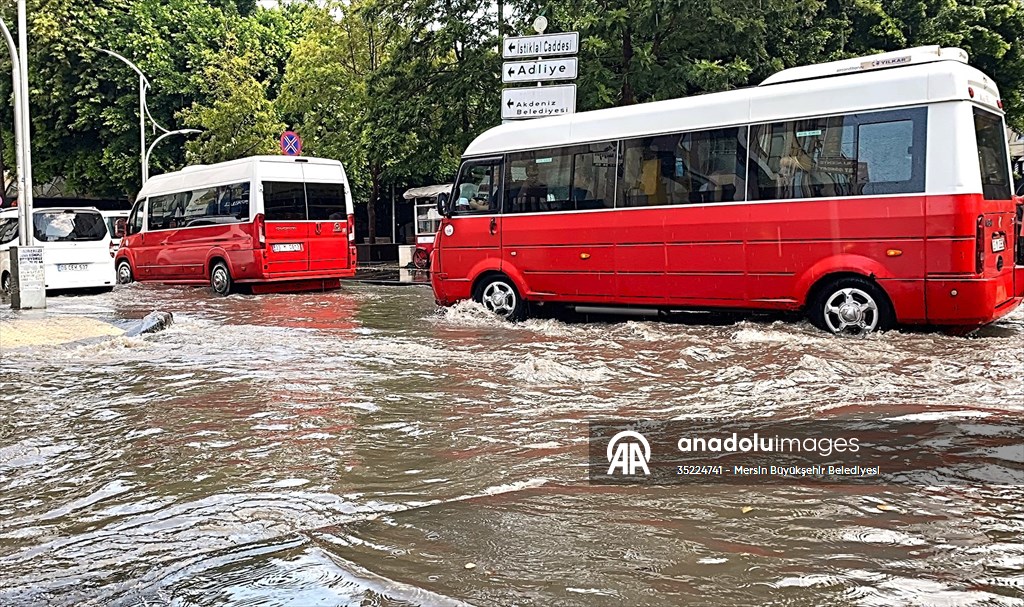 Mersin’de sağanak etkili oldu