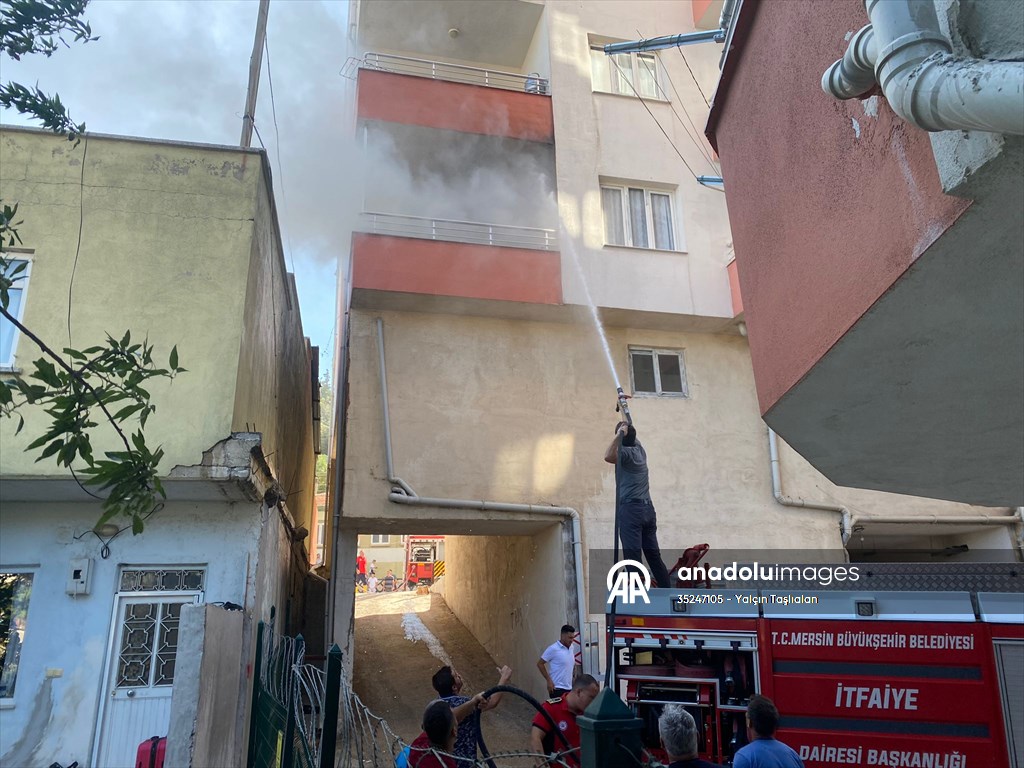 Mersin’de apartman dairesinde çıkan yangın söndürüldü