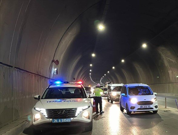 Pendik’te tüneldeki havalandırma fanının düşmesi trafik kazasına neden oldu