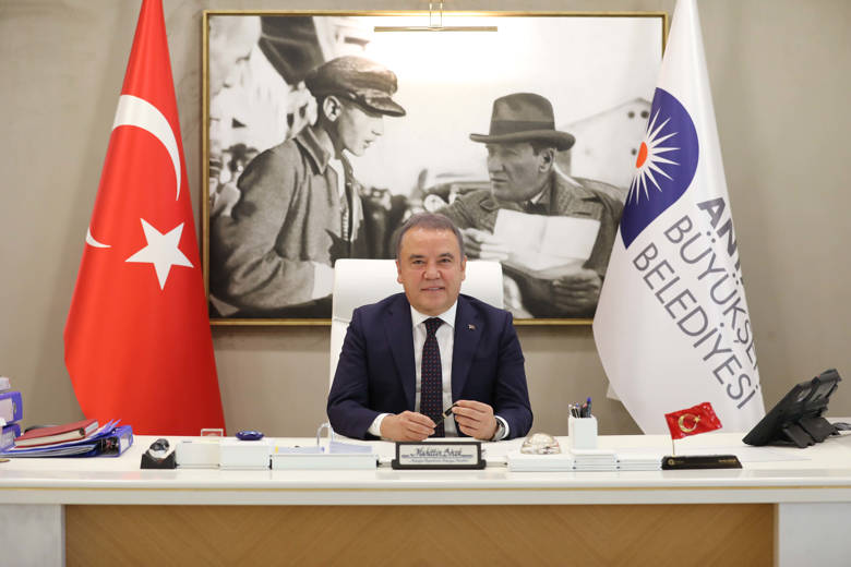 Büyükşehir Belediye Başkanı Böcek, 24 Temmuz Gazeteciler ve Basın Bayramı’nı kutladı