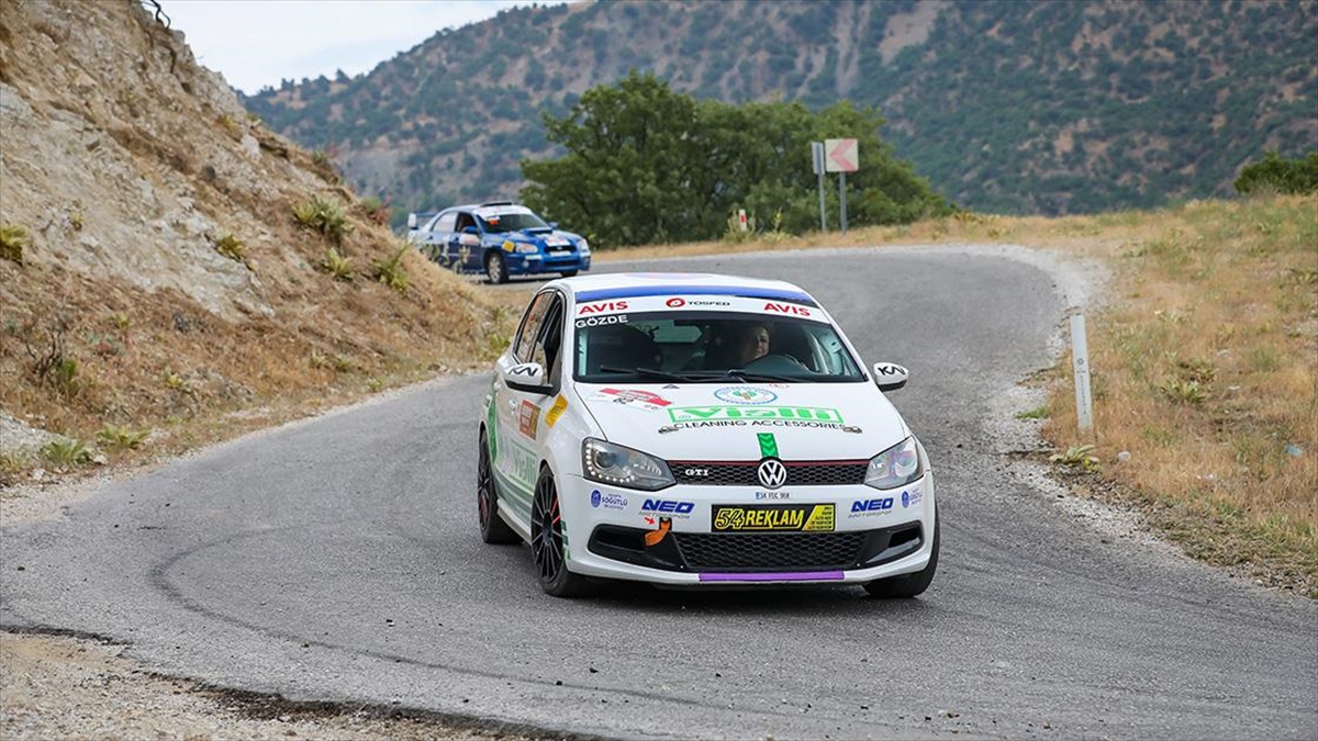 İlk kez katıldığı şampiyonada pistin tozunu atan kadın pilotun gözü rallide