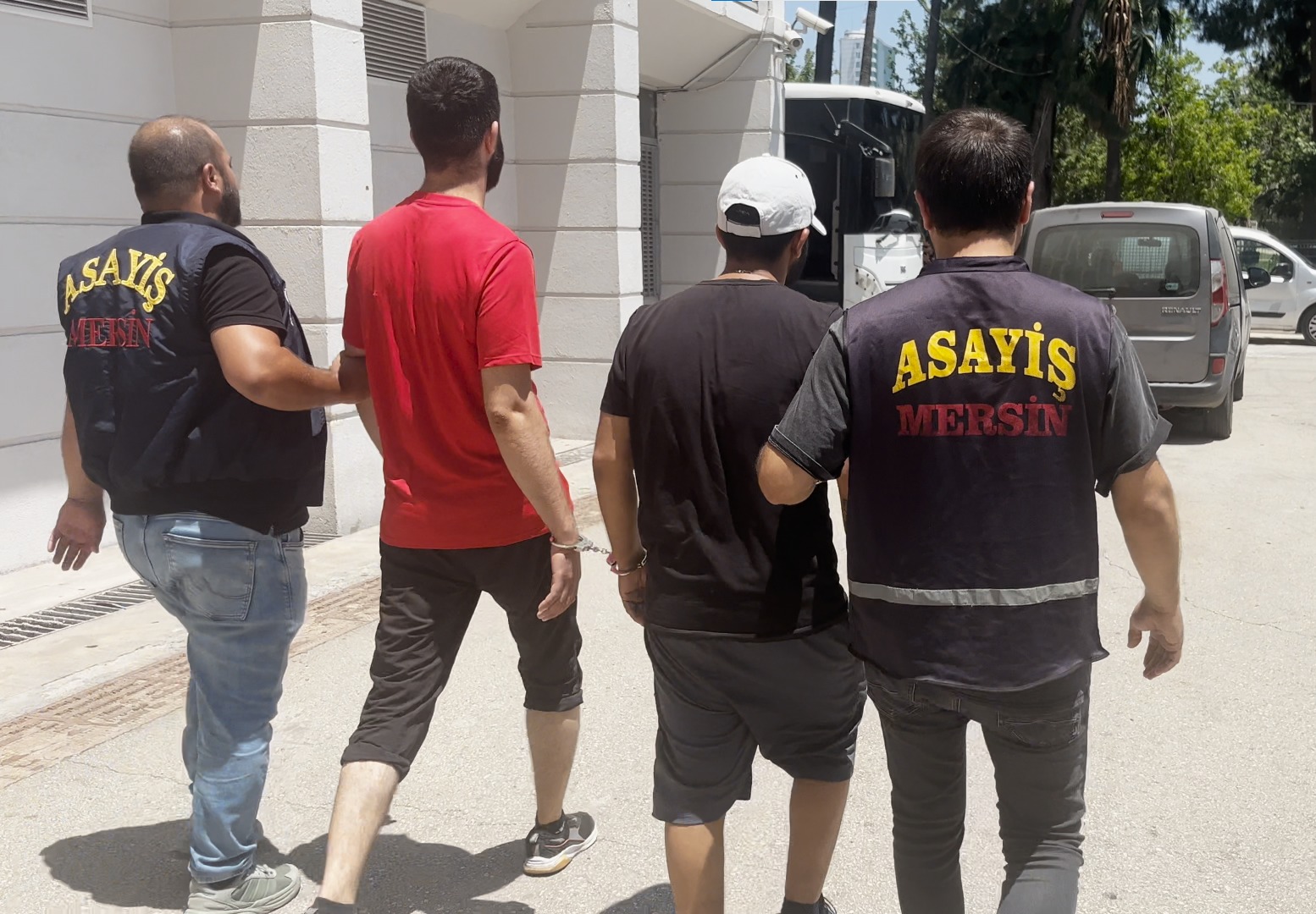 Mersin’de anahtarı kopyalanan aracın çalınıp parçalanarak satıldığı iddiasına 2 tutuklama