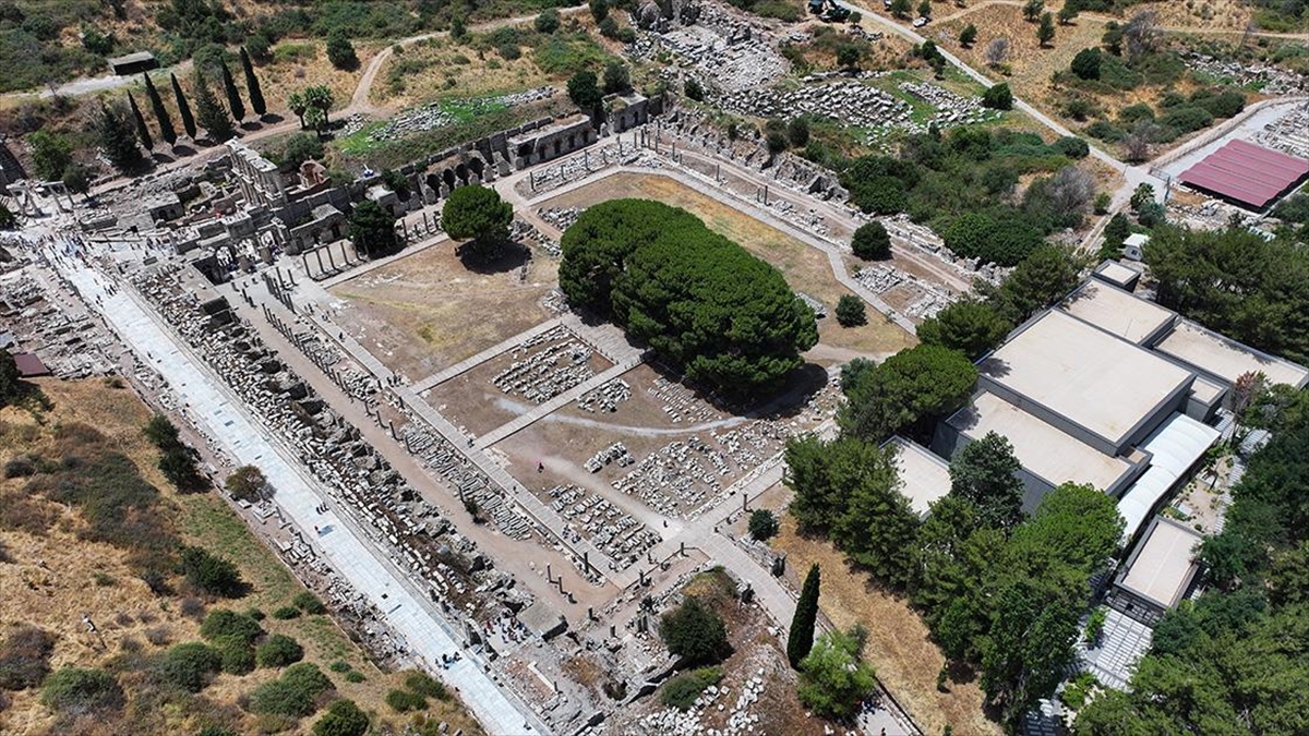 Efes Antik Kenti’nin Koressos Kapısı gün yüzüne çıkarılacak