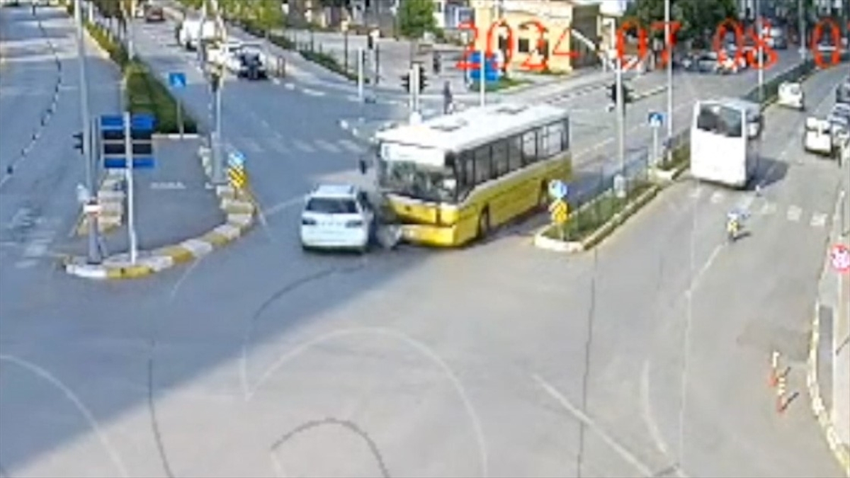 Çorum’da özel halk otobüsü ile hafif ticari araç çarpıştı, 10 kişi yaralandı