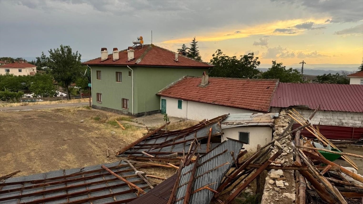 AA-20240709-35099832-35099831-ANKARA_BEYPAZARINDA_KUVVETLI_RUZGAR_CATILARI_UCURDU