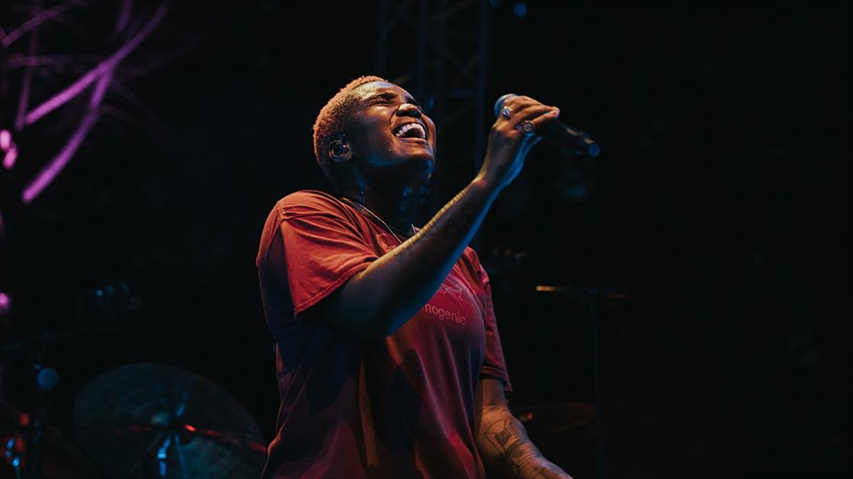 Arlo Parks, 31. İstanbul Caz Festivali’nde konser verdi