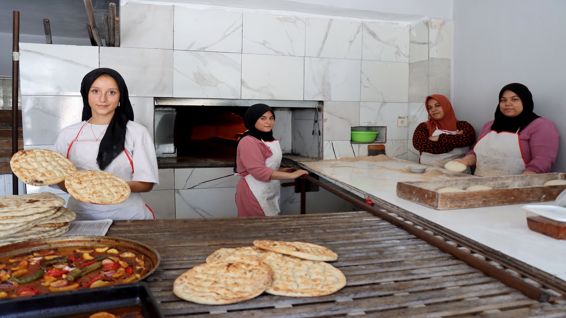 Eşinin ekmek fırınını devralan Gülcan usta, ateşin başına kızları ve yeğeniyle geçiyor
