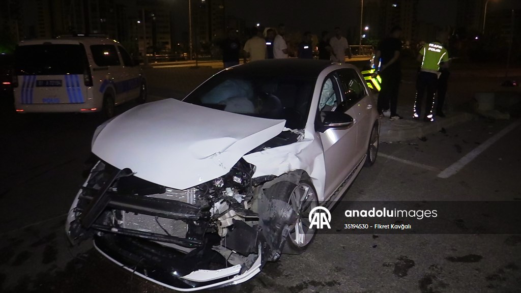 Adana’da otomobil ile minibüsün çarpıştığı kazada 2 kişi yaralandı