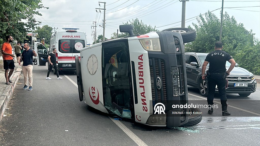Hatay’da devrilen ambulanstaki 2 sağlık personeli yaralandı