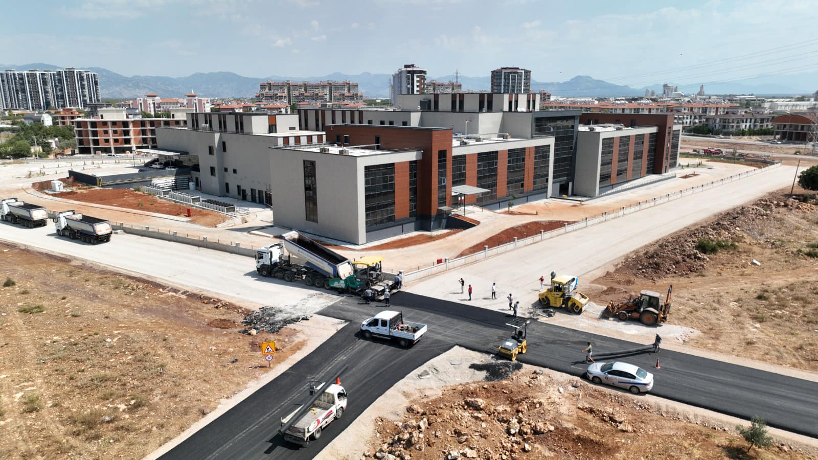 Döşemealtı Devlet Hastanesi’nin bağlantı yollarını sıcak asfalt ile kaplıyor.