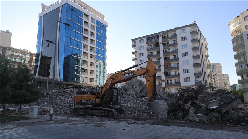  Depremde ağır hasar gören bina yıkım esnasında çöktü