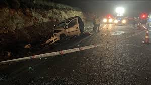  3 otomobilin karıştığı trafik kazasında 2 kişi yaralandı