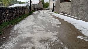 Erzurum ile Ağrı’da sağanak, Palandöken’in zirvesinde ise dolu etkili oldu