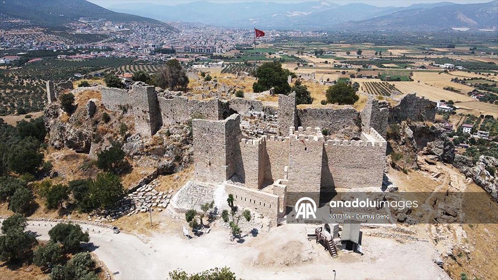 Beçin Antik Kenti’ndeki kale duvarları ve burçlar ayağa kaldırılıyor