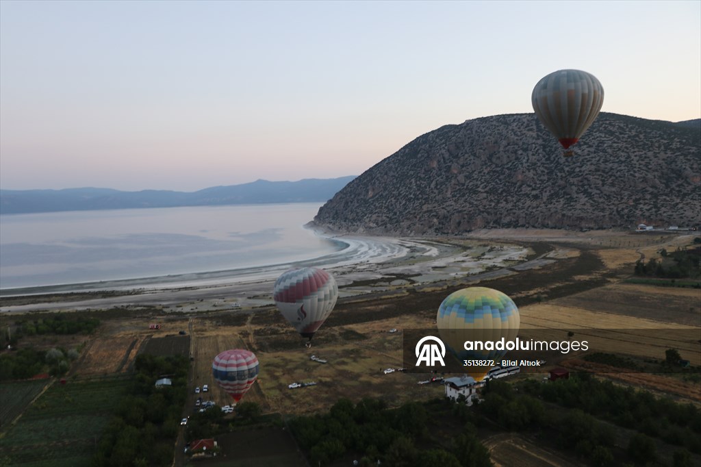 Burdur’da Salda Gölü manzaralı sıcak hava balon turizmi başlatıldı