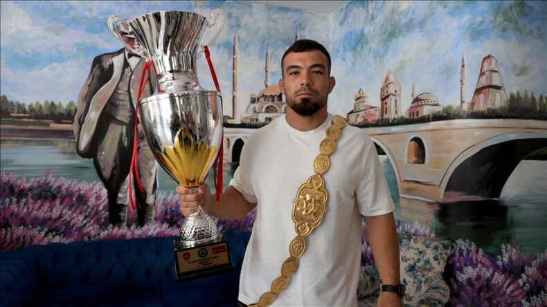 Başpehlivan Yusuf Can Zeybek, altın kemeri memleketi Antalya’ya ebedi götürmek istiyor